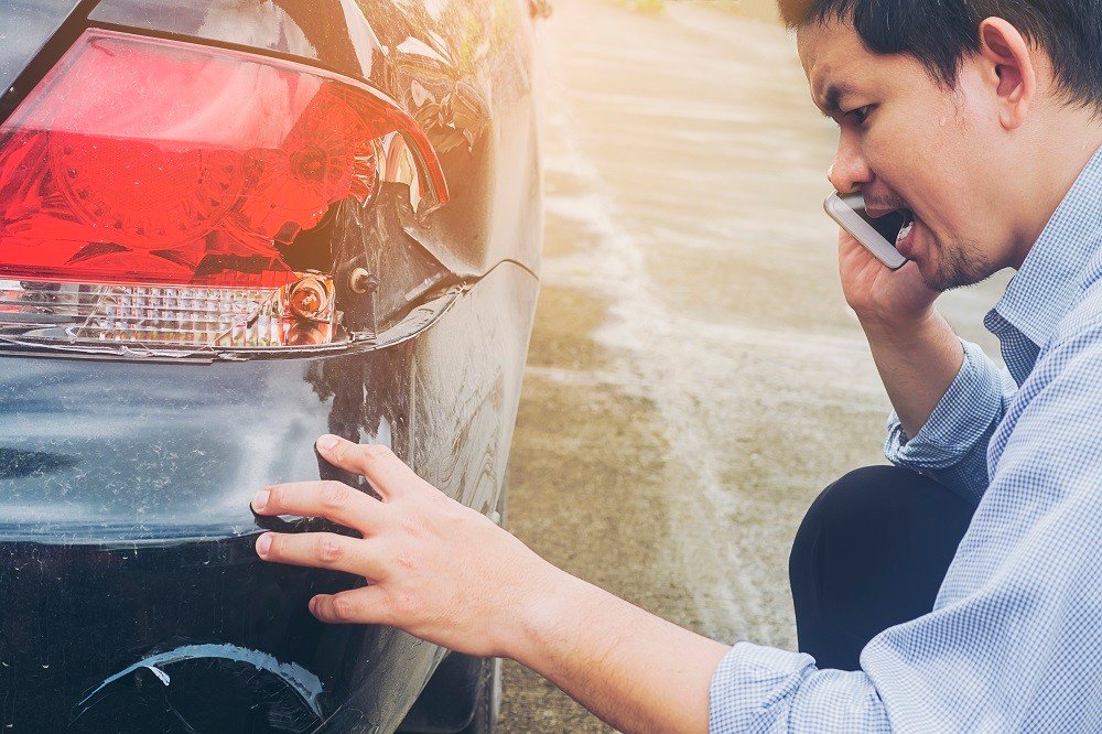Llamar al seguro para carros por choque