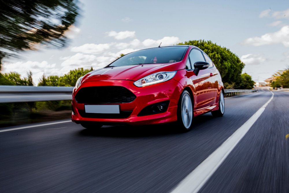 Carro deportivo rojo, sin placa