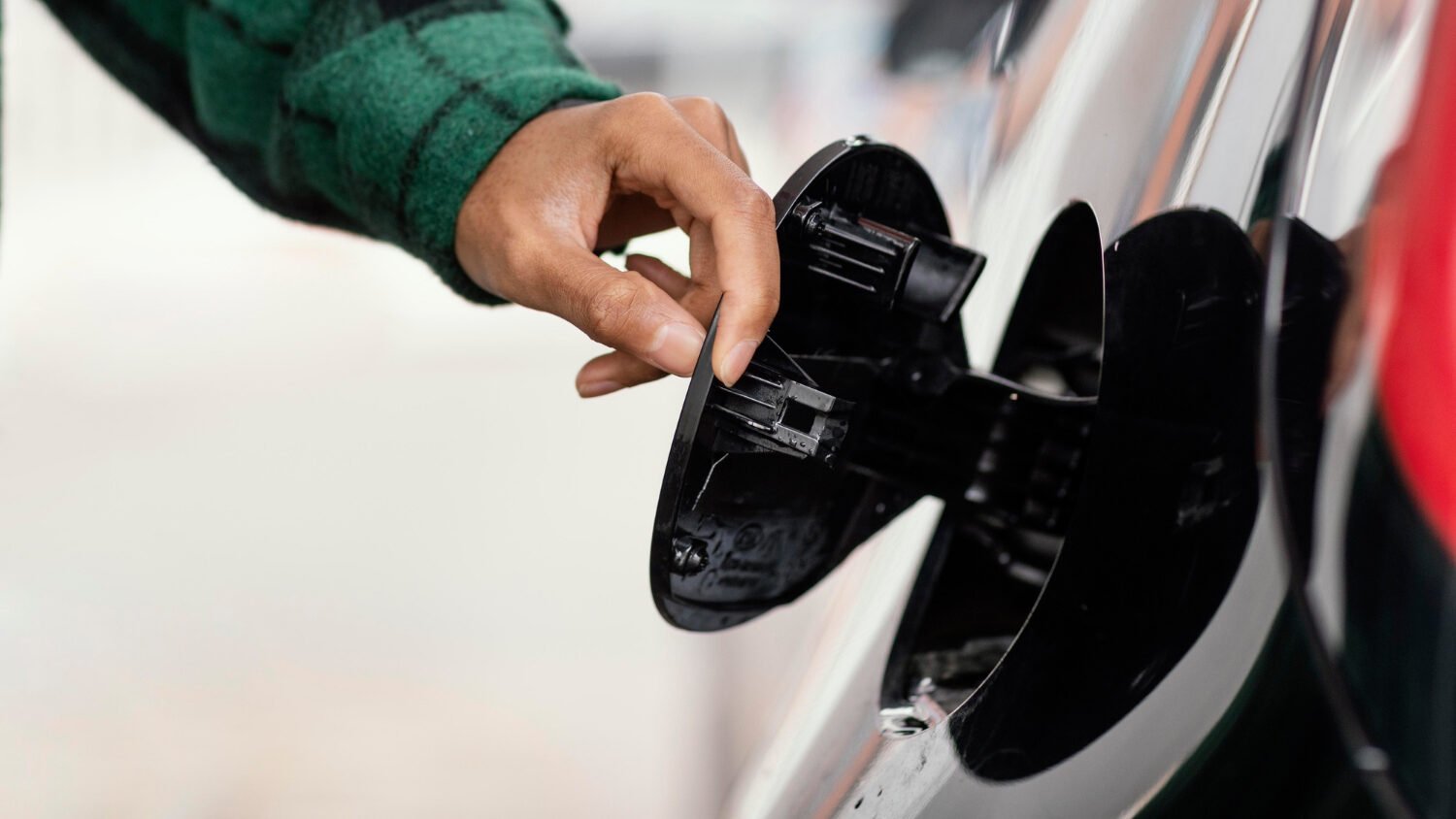 Hombre abriendo tapa de gasolina