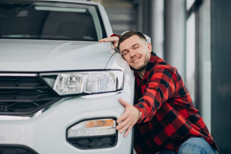 Hombre feliz con su camioneta ahorraodra en combustible